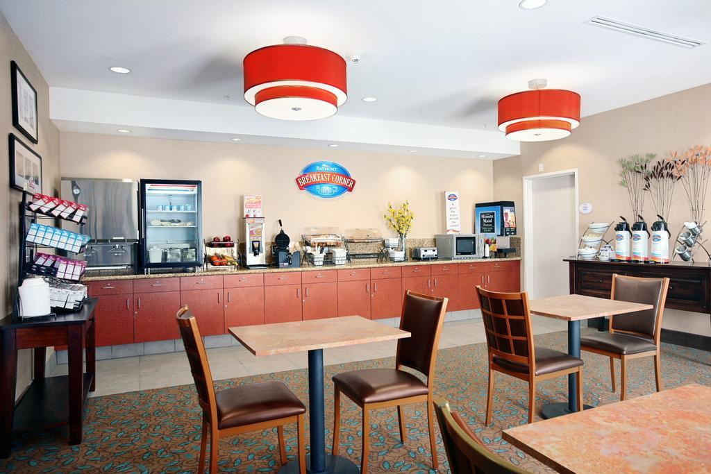 Baymont By Wyndham Denver International Airport מסעדה תמונה